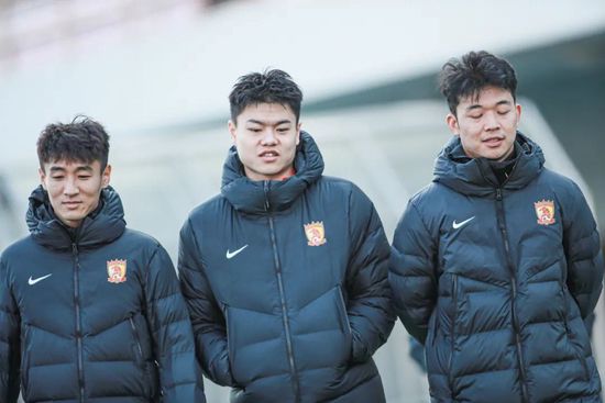 娇妻裸体交换俱乐部换
